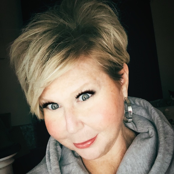 Meet your Posher, Amy Lynn - Picture 7 of 10